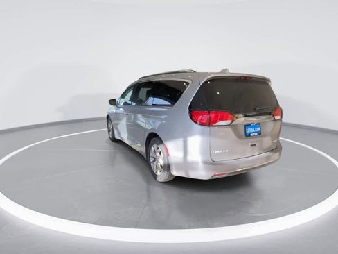 Used 2018 Chrysler Pacifica Limited image 6