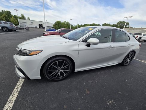Used 2023 Toyota Camry SE w/ Convenience Package FWD image 4