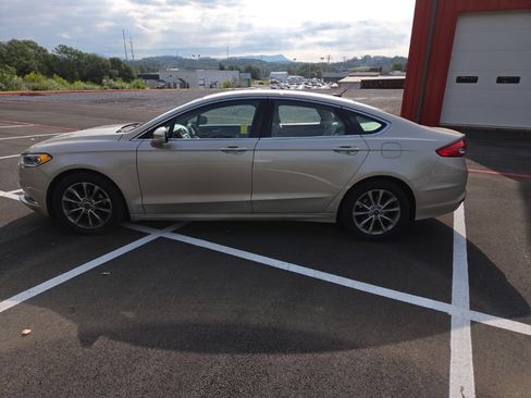 Used 2017 Ford Fusion SE FWD image 5