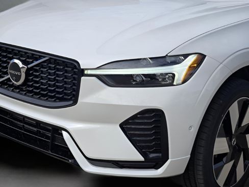Used 2025 Volvo XC60 T8 Plus w/ Protection Package Premier image 40