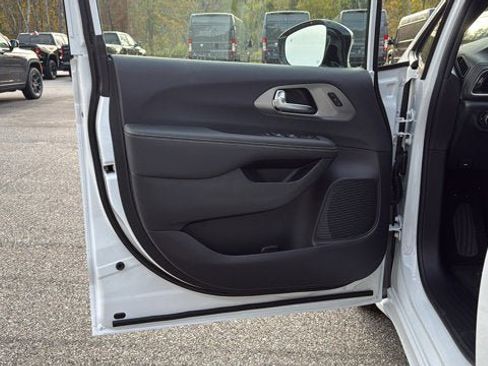 New 2026 Chrysler Pacifica Select image 6