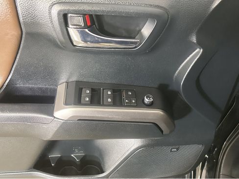 Used 2017 Toyota Tacoma Limited image 34