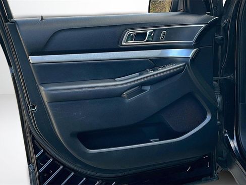 Used 2017 Ford Explorer XLT w/ XLT Technology Feature Bundle image 20