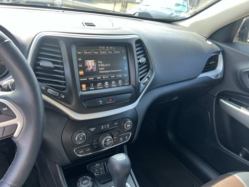 Used 2018 Jeep Cherokee Limited w/ Luxury Group image 29