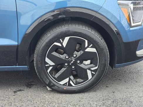 Certified 2024 Kia Niro Wind w/ Wind Preserve Package FWD image 11
