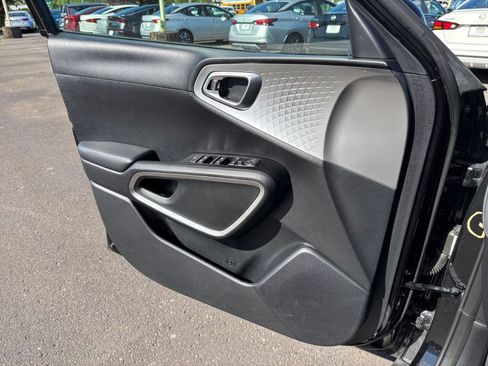 Used 2025 Kia Soul LX w/ LX Technology Package FWD image 18