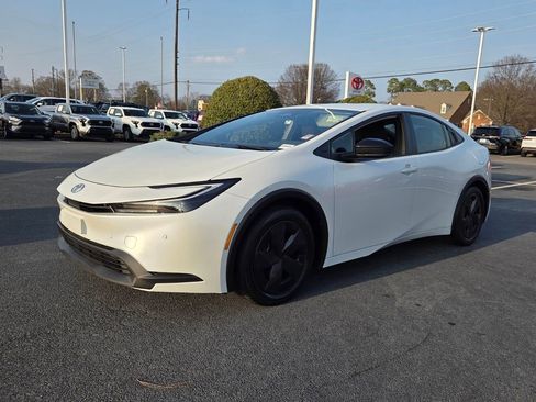 Used 2025 Toyota Prius LE image 3