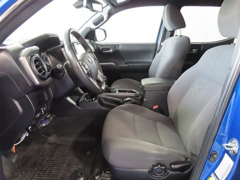 Used 2018 Toyota Tacoma TRD Off-Road w/ Technology Package image 15