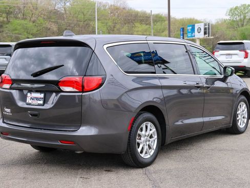 Used 2022 Chrysler Voyager LX image 3