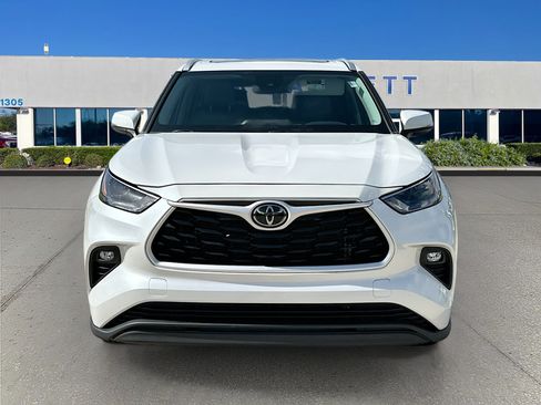 Used 2024 Toyota Highlander XLE FWD image 2
