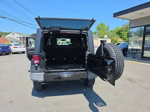 Used 2017 Jeep Wrangler Unlimited Sahara AWD/4WD image 15