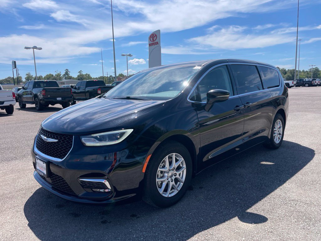 Used 2024 Chrysler Pacifica Touring-L FWD image 3
