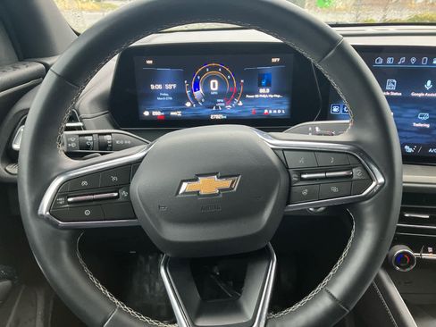 Used 2025 Chevrolet Traverse LT image 16