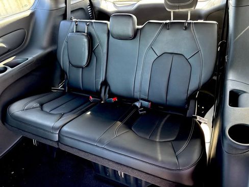 New 2026 Chrysler Pacifica Select FWD image 18