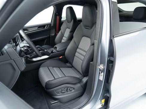 Certified 2026 Porsche Cayenne GTS AWD/4WD image 5