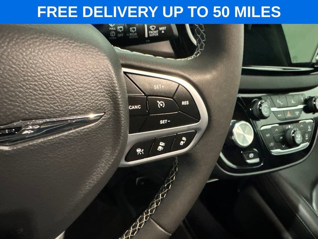 Used 2025 Chrysler Pacifica Select FWD image 6