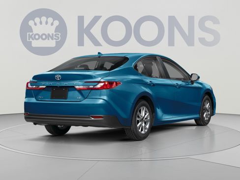 Used 2025 Toyota Camry SE FWD image 2