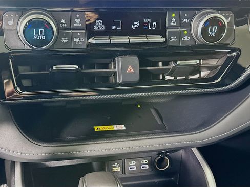 Used 2023 Toyota Highlander XSE FWD image 16