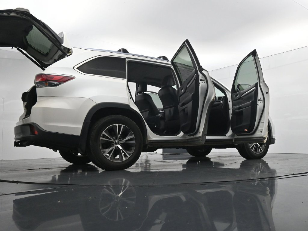 Used 2016 Toyota Highlander XLE AWD/4WD image 29
