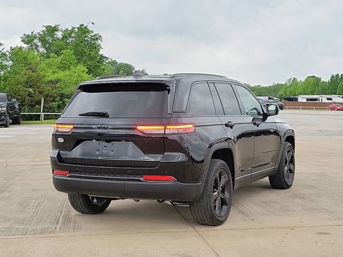 Used 2023 Jeep Grand Cherokee Altitude image 5