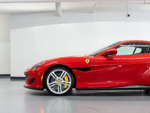 Used 2020 Ferrari Portofino RWD image 18