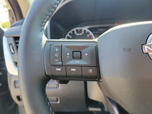 Certified 2025 Nissan Rogue SV FWD image 23