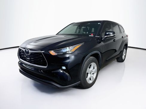 Used 2024 Toyota Highlander LE FWD image 4