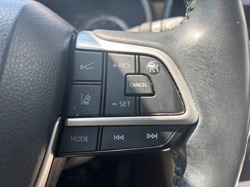 Used 2022 Toyota Highlander XLE FWD image 16