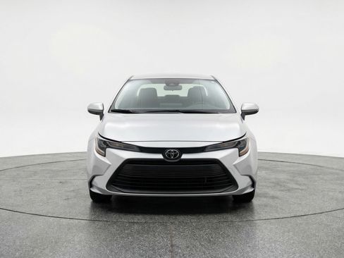 Used 2025 Toyota Corolla LE FWD image 2