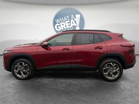 Used 2025 Chevrolet Trax LT w/ Driver Confidence Package image 7