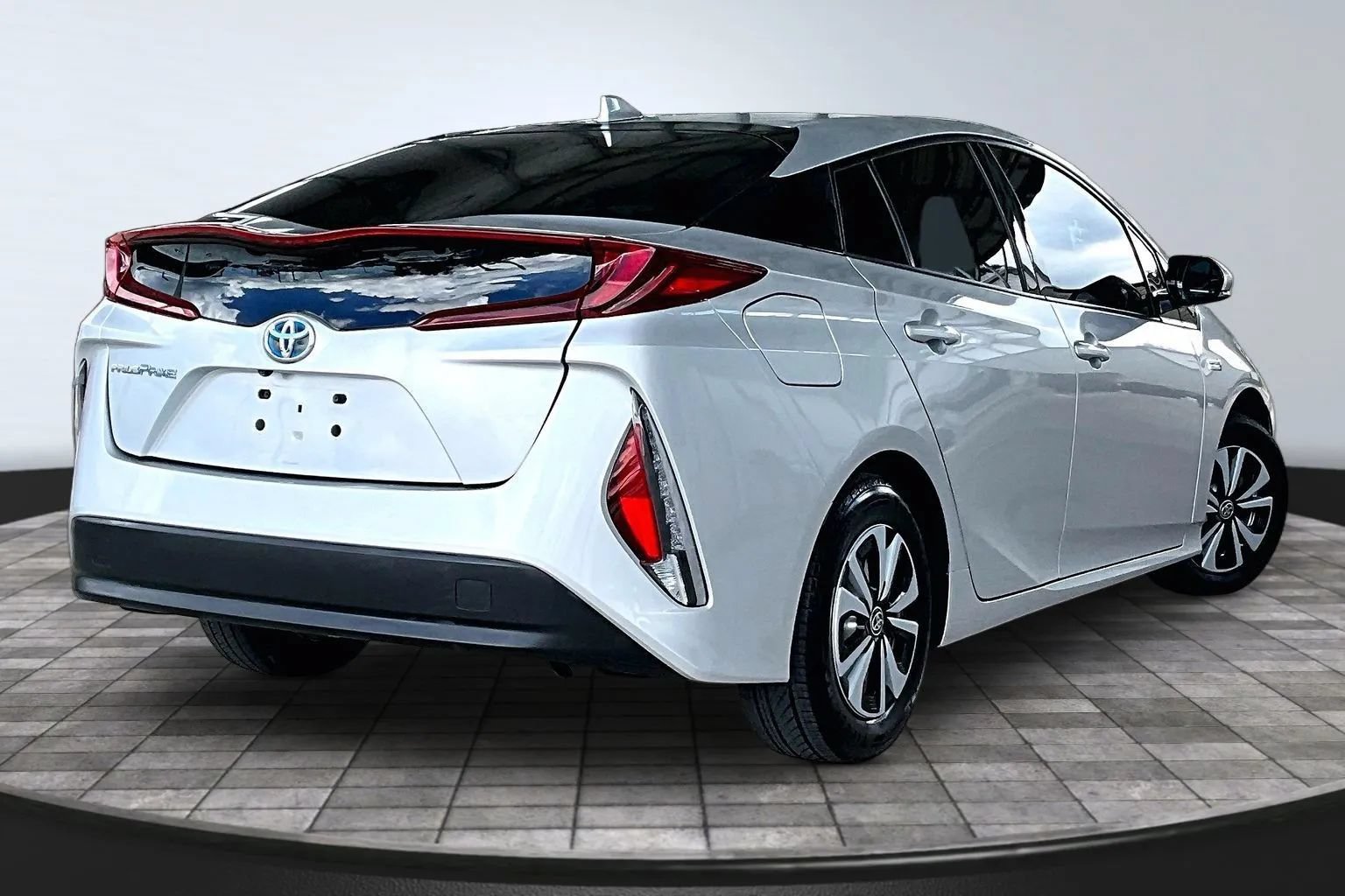 Used 2018 Toyota Prius Prime Premium FWD image 6