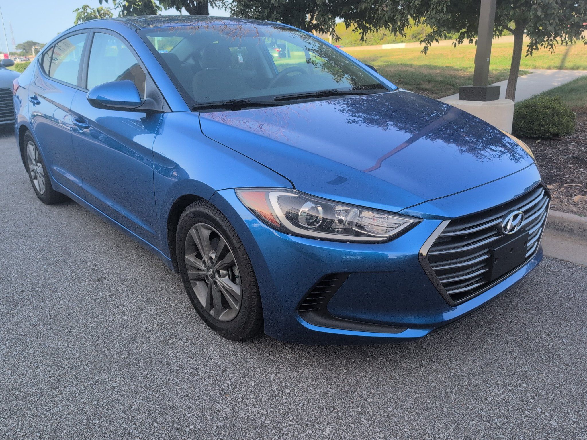 Used 2017 Hyundai Elantra SE FWD image 3