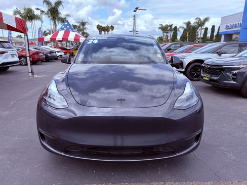 Used 2024 Tesla Model Y Long Range AWD/4WD image 3