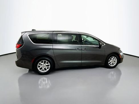 Used 2023 Chrysler Pacifica Touring-L image 8