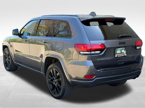 Used 2017 Jeep Grand Cherokee Altitude AWD/4WD image 9
