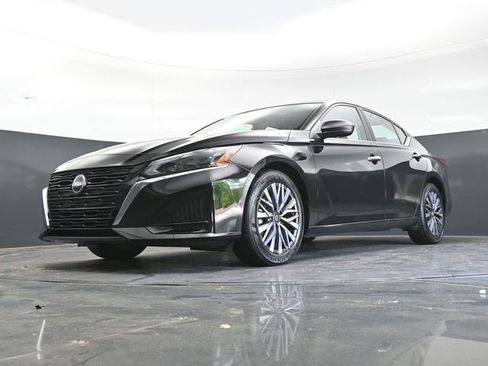 Used 2025 Nissan Altima 2.5 SV FWD image 32