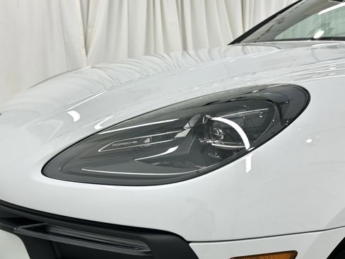 Certified 2025 Porsche Macan image 18