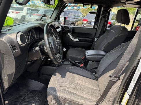 Used 2018 Jeep Wrangler Unlimited Sahara w/ Dual Top Group AWD/4WD image 9