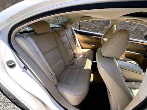 Used 2015 Lexus ES 300h w/ Navigation System Package FWD image 25