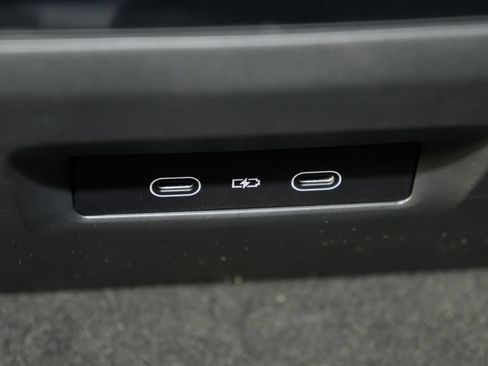 Used 2025 Porsche Macan 4S Electric AWD/4WD image 39