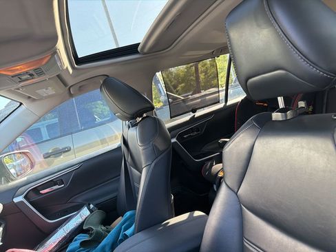 Used 2021 Toyota RAV4 XLE Premium image 7