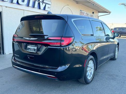 Used 2023 Chrysler Pacifica Touring-L image 3