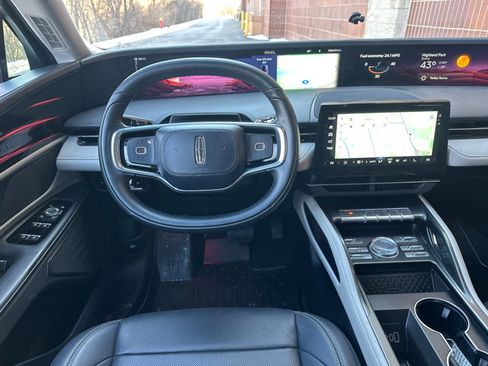 Used 2024 Lincoln Nautilus Premier image 15