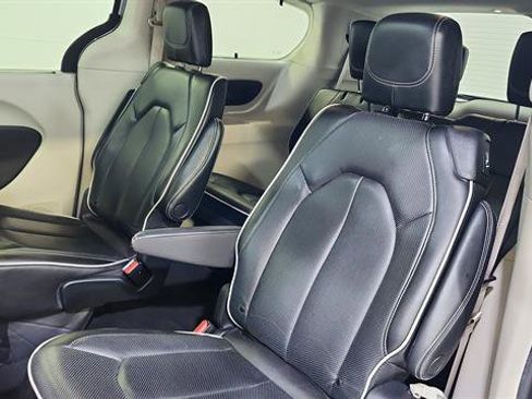 Used 2023 Chrysler Pacifica Limited FWD image 22
