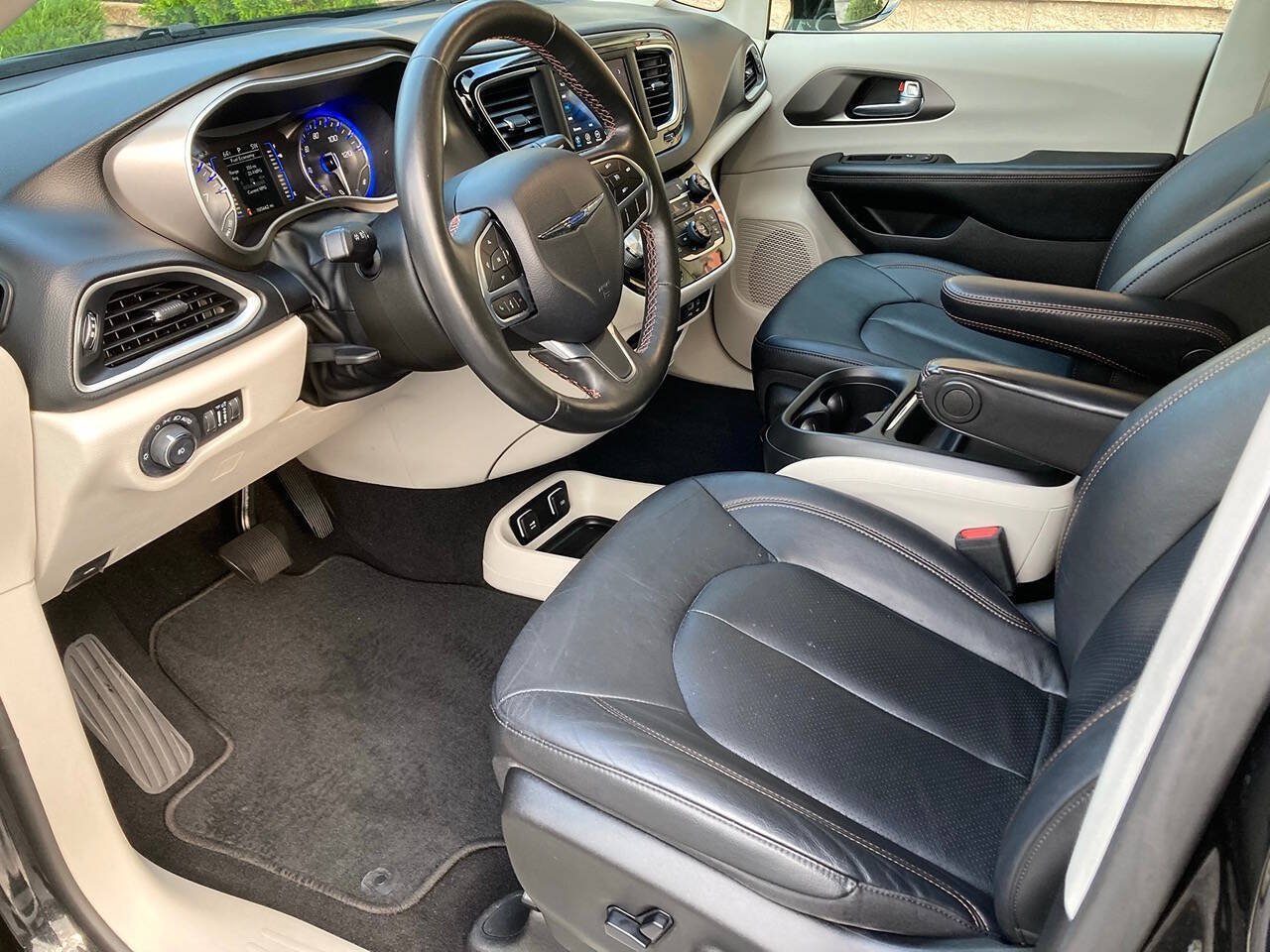 Used 2020 Chrysler Pacifica Touring-L FWD image 5