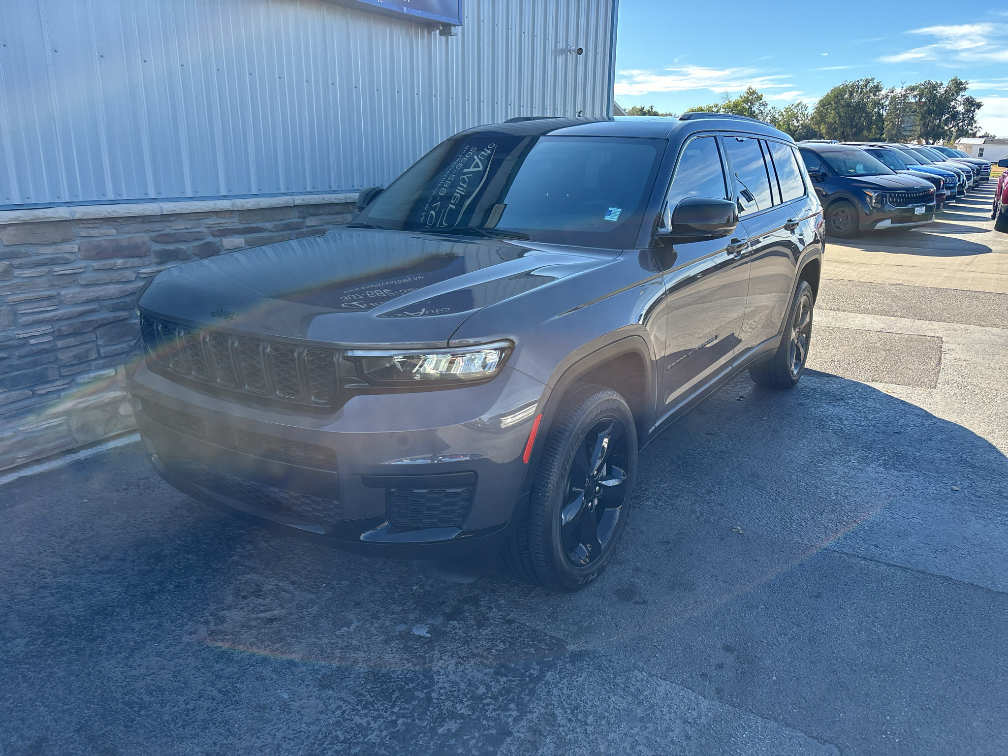 Used 2023 Jeep Grand Cherokee L Laredo AWD/4WD image 2