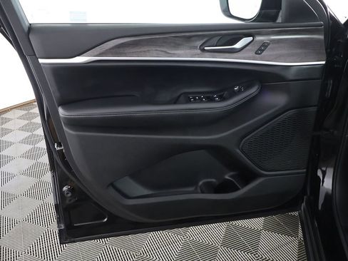 Used 2023 Jeep Grand Cherokee Limited w/ Black Appearance Package AWD/4WD image 23