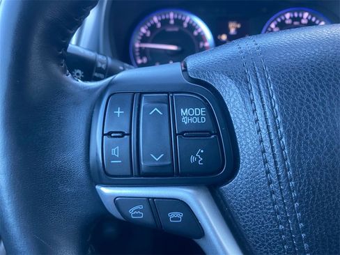 Used 2016 Toyota Highlander XLE image 17