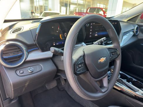 Used 2025 Chevrolet Trax LT w/ Sunroof Package image 9