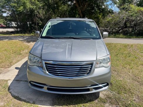 Used 2016 Chrysler Town & Country Touring FWD image 8